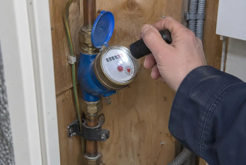 Lekdetectie Meerkerk – watermeter in de meterkast controleren met een zaklamp